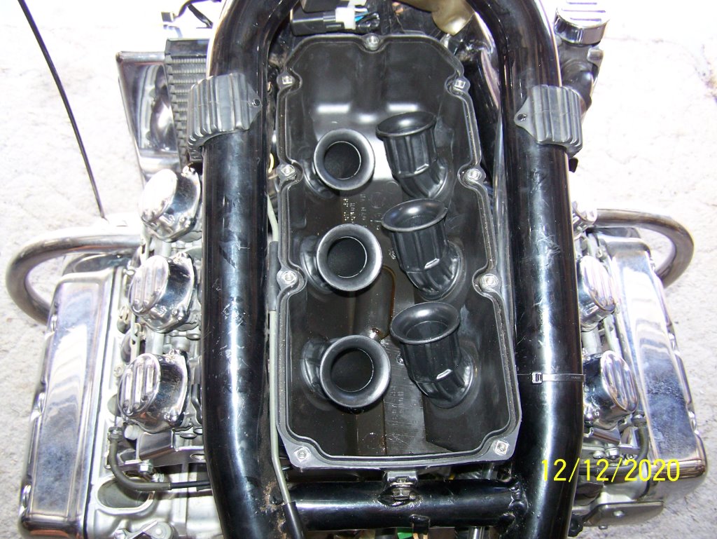 inside the airbox, as you can see #1 &amp; #6 velocity stacks are pointing into the corners.