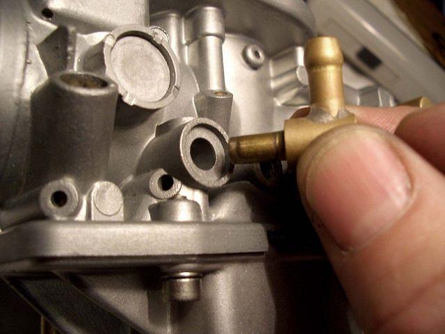 AUTCH!
This was loose.
Don't want that,
 as it might suck in
'false' air.
Don't know how this is 
supposed to work, but I
