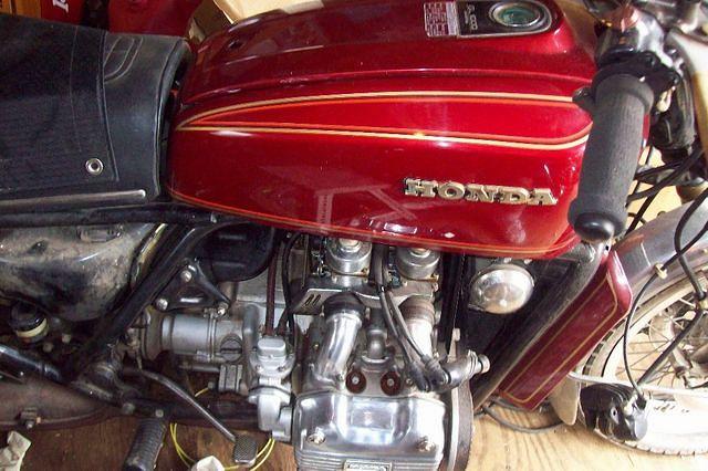 YEP IT'S THE ORIGINAL PAINT JOB. I DID CLEAN AND WAX THE TANK SIDE COVER