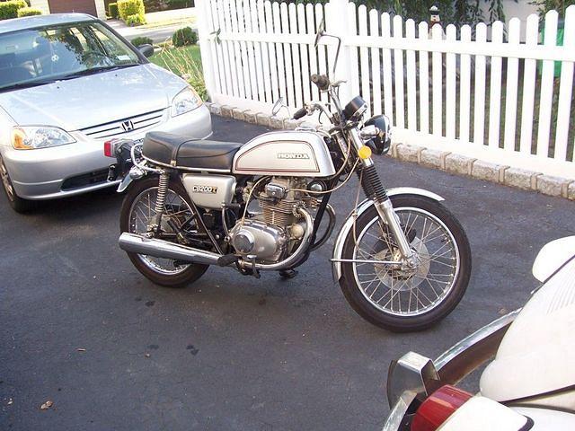 1975 Honda CB200
Scored for cheap with under 900 og. miles. Compared to the GL1000 the CB200 feels like a bicycle with an engin