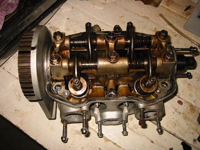Cylindertop with valves and timingbeltwheel( DO NOT turn the wheel)