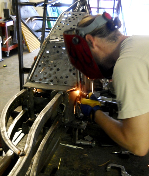 WE'RE BUILDING A QUARTER INCH STEEL BOX AND WELDING IT FROM THE FRAME OF THE BIKE TO THE NEW SWINGARM TO STABELIZE IT