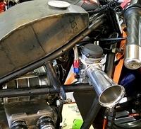 MOUNTED_40MM_HARLEY_CARB_ON_FRONT_OF_BIKE_WITH_POLISHED_STACK